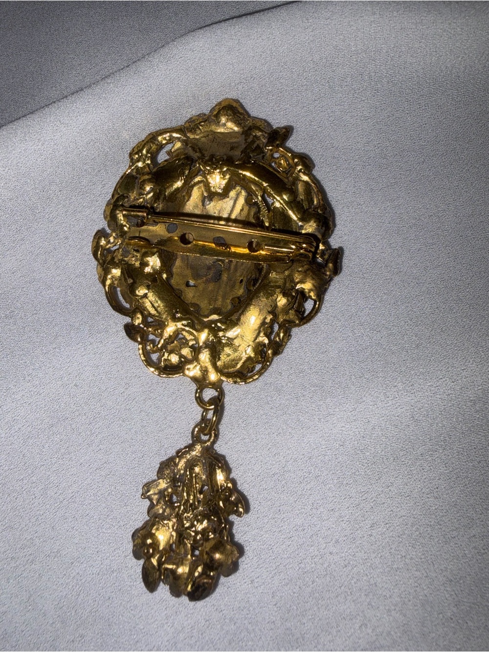 Vintage Ornate Fuchsia Rhinestone Brooch Gold Tone Floral Dangle Statement Pin - Picture 3 of 4